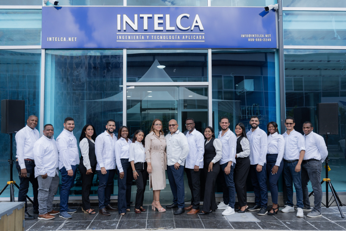 Equipo de INTELCA especializado en proyectos de ingeniería electromecánica y automatización industrial